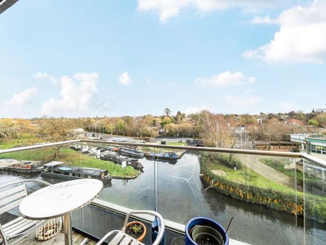 Flat for sale in Denham
