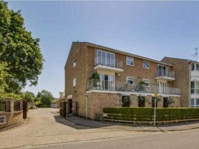Flat for sale in Bushey, Bushey Heath