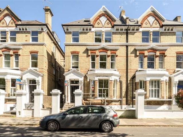 Flat for sale in Surbiton, Greater London