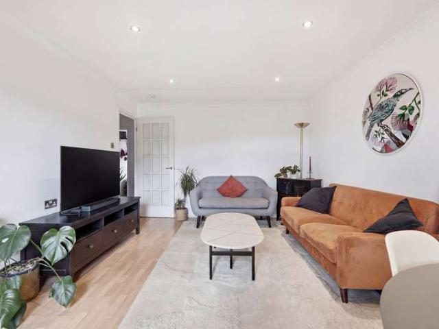Flat for sale in London Borough of Hackney, Greater London