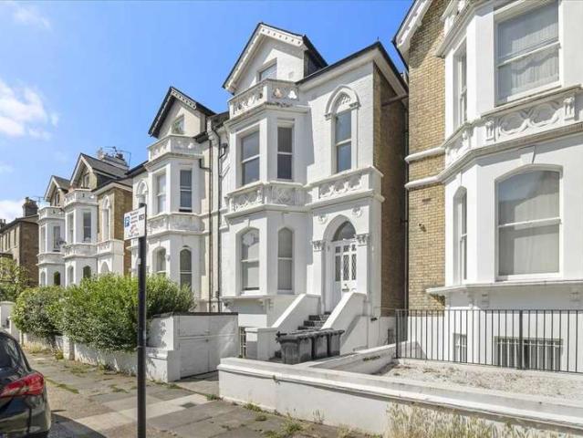 Flat for sale in London Borough of Hounslow, Strand