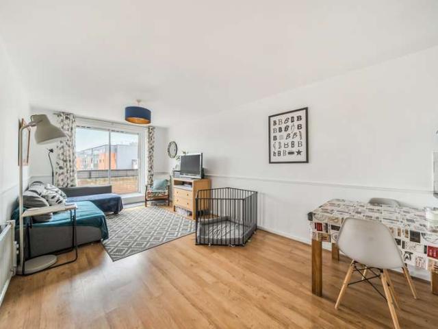 Flat for sale in Tolworth, Greater London