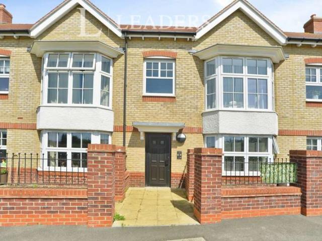 Flat for sale in Chipping Hill, Essex