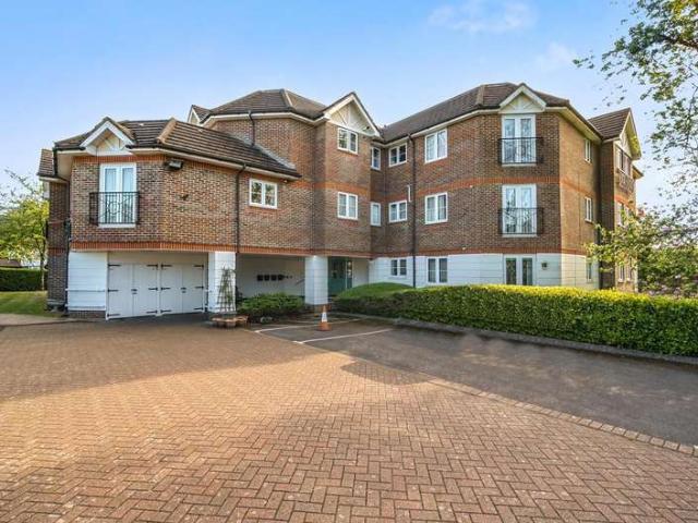 Flat for sale in Little Stanmore, Greater London