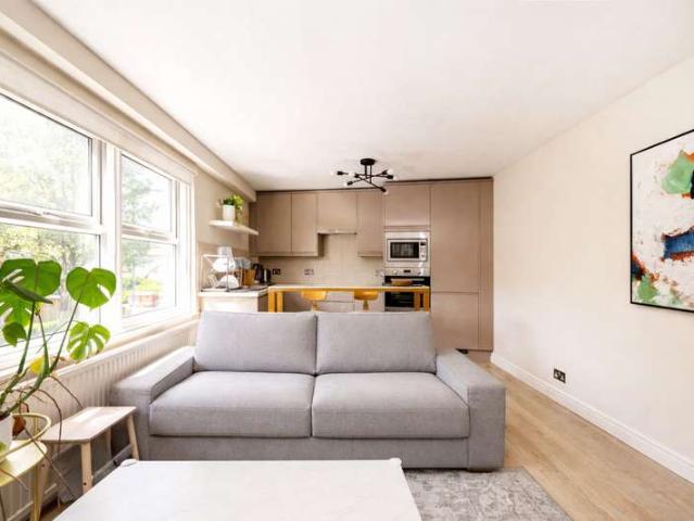 Flat for sale in North Kensington, Greater London