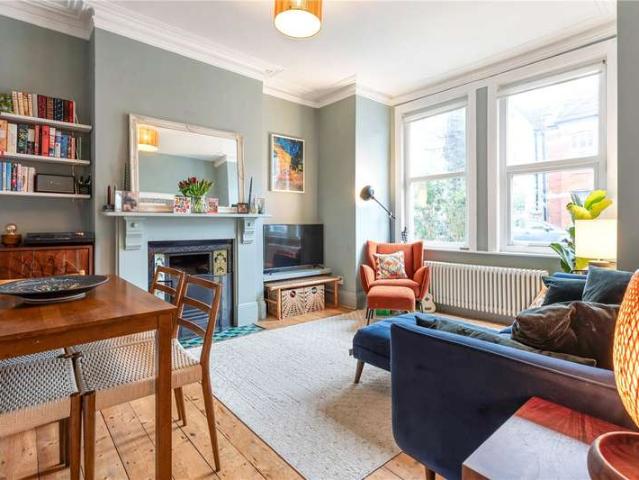 Flat for sale in Furzedown, Greater London