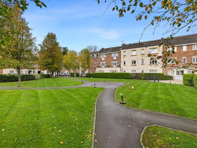 Flat for sale in Horsham, West Sussex