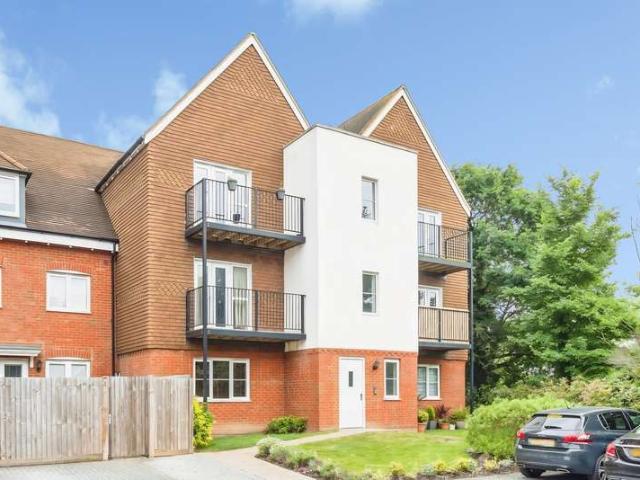 Flat for sale in Emmbrook, Wokingham