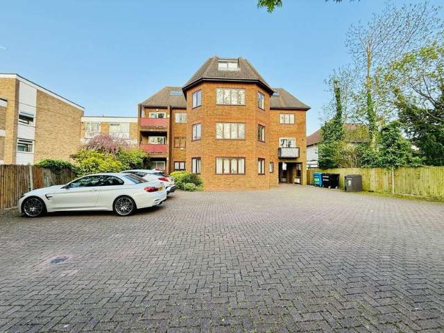 Flat for sale in Preston, Greater London