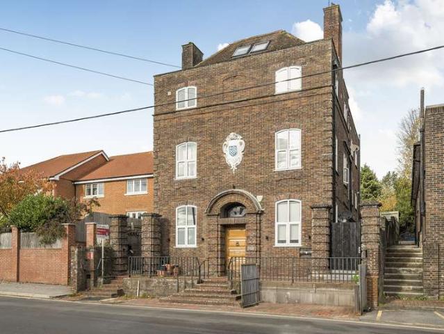 Flat for sale in Horsham, West Sussex