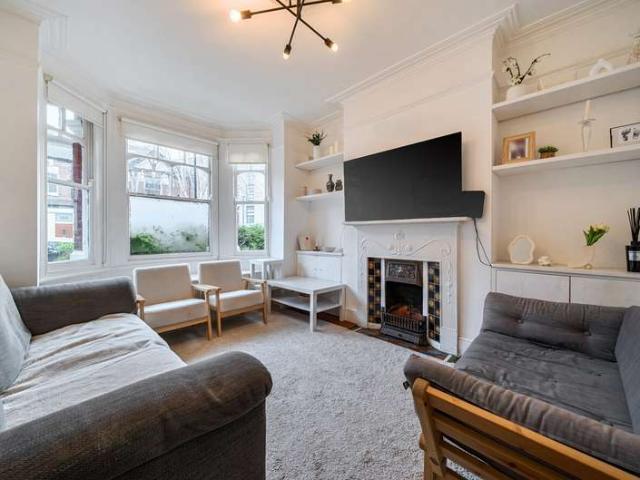 Flat for sale in London Borough of Ealing, Greater London