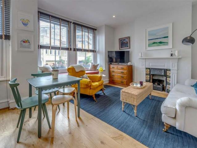 Flat for sale in Hampstead, Belsize Park
