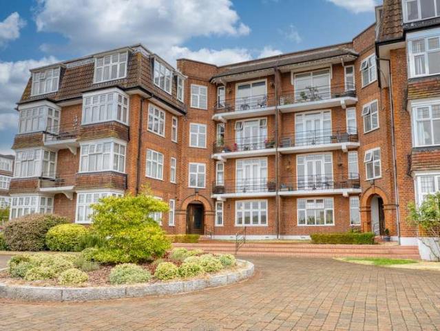 Flat for sale in Surbiton, Greater London