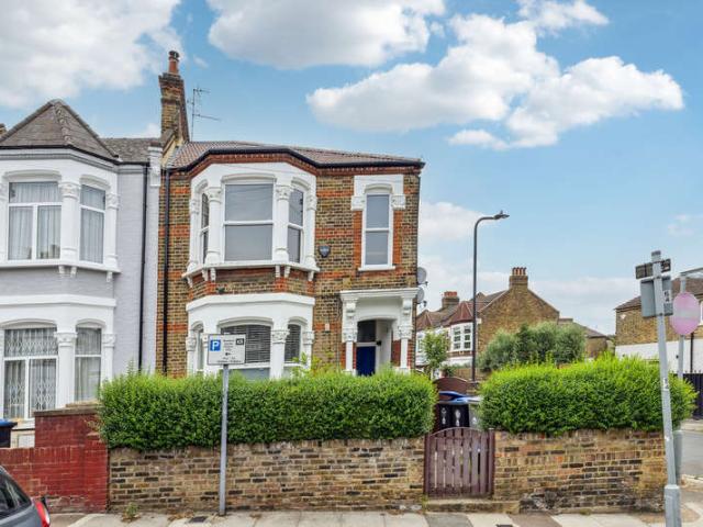 Flat for sale in Brondesbury, Greater London