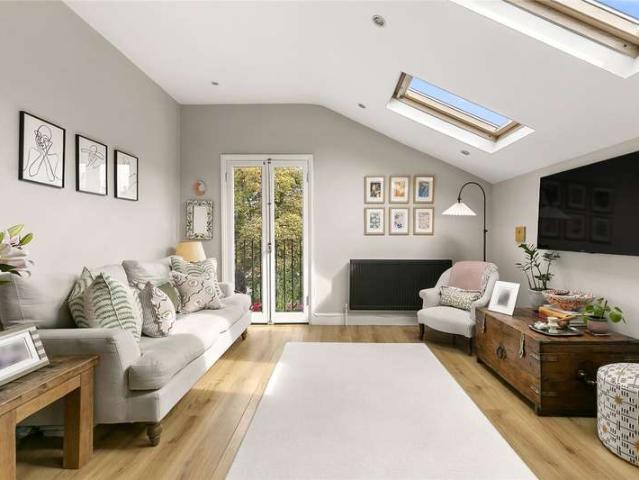Flat for sale in Upper Tooting, Greater London