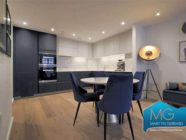 Flat for sale in Kentish Town, Greater London