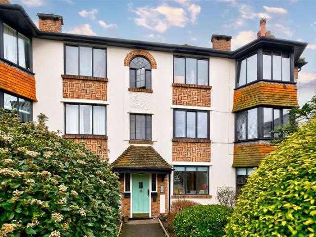 Flat for sale in Snaresbrook, Upper Walthamstow