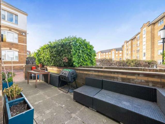 Flat for sale in Rotherhithe, Greater London