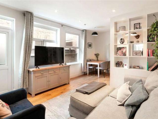 Flat for sale in Summerstown, Greater London