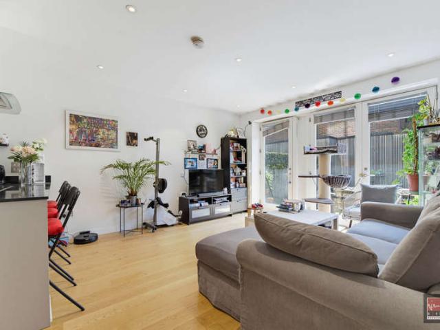 Flat for sale in Birch Green, Lower Halliford