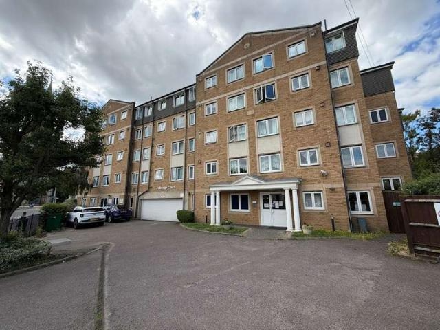 Flat for sale in London Borough of Hounslow, Feltham