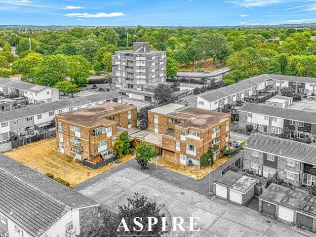 Flat for sale in Vange, Essex