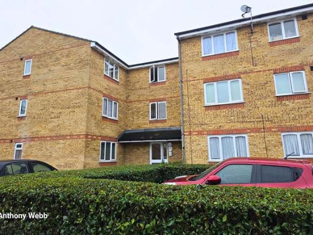 Flat for sale in Lower Edmonton, Greater London