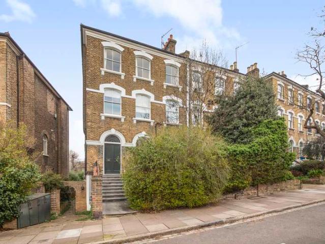 Flat for sale in Highbury, Greater London