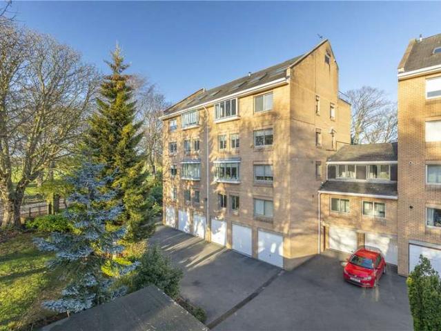 Flat for sale in Oakwood, West Yorkshire
