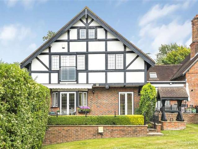 Flat for sale in Cockfosters, Greater London