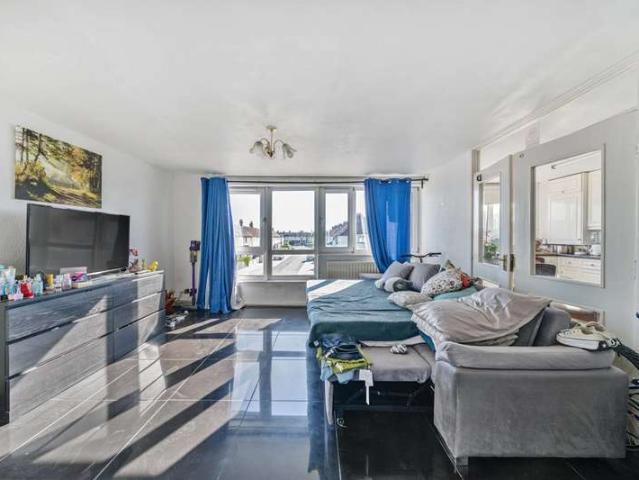 Flat for sale in Tottenham, London Borough of Haringey