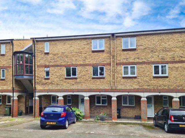 Flat for sale in Langdon Hills, Essex