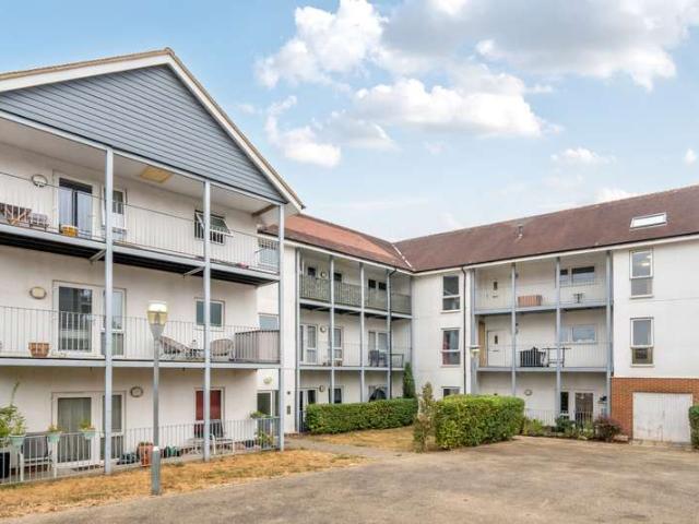 Flat for sale in Runnymede, Surrey