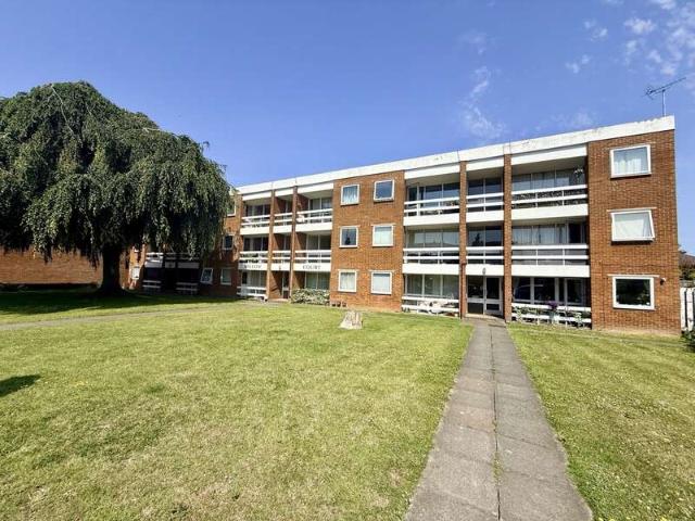 Flat for sale in Upton, Acol