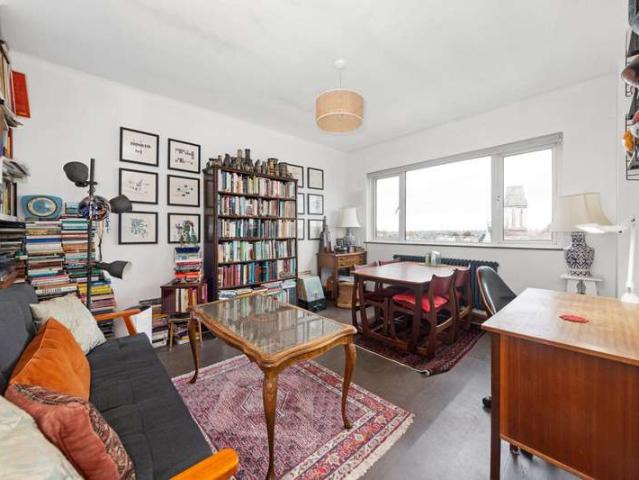 Flat for sale in Nunhead, Greater London