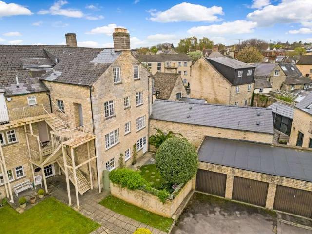 Flat for sale in Chesterton, Fossebridge
