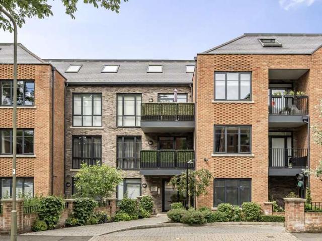 Flat for sale in Woodside Park, Greater London