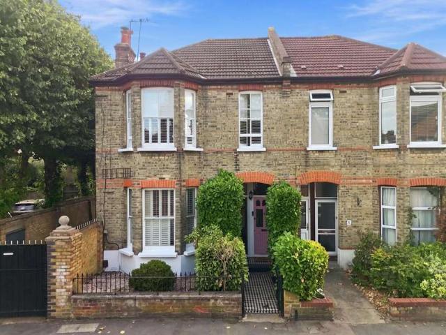 Flat for sale in Snaresbrook, Greater London