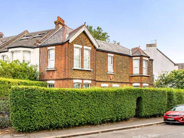 Flat for sale in Streatham, Greater London
