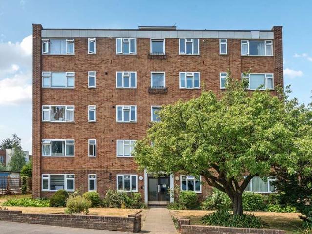 Flat for sale in Wallington, Greater London