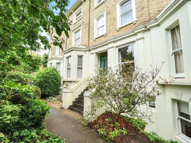 Flat for sale in Surbiton, Greater London