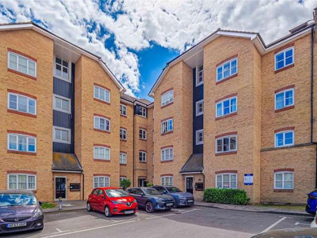 Flat for sale in Pouchen End, Hertfordshire
