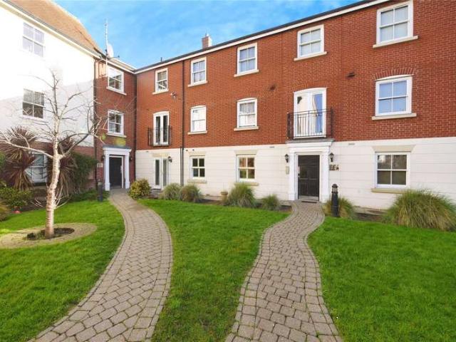 Flat for sale in Navestock Side, Essex