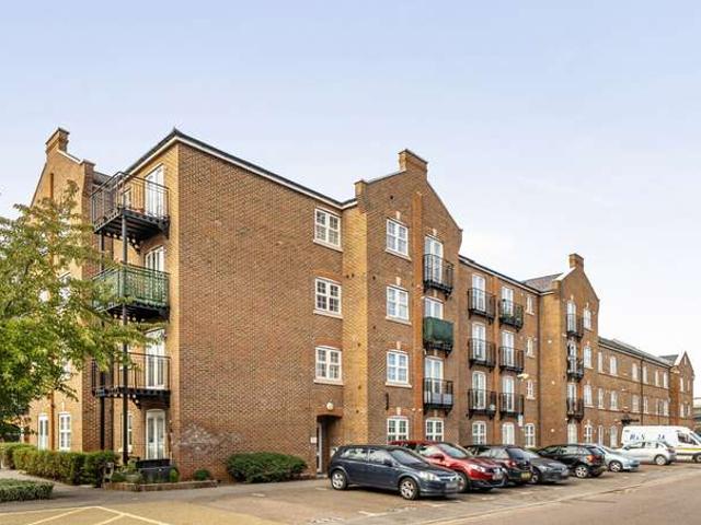 Flat for sale in Southcourt, Aylesbury