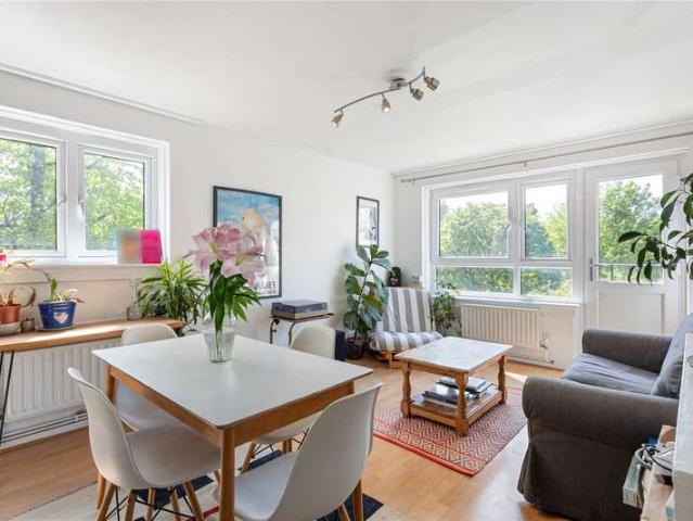 Flat for sale in Brownswood Park, Stoke Newington