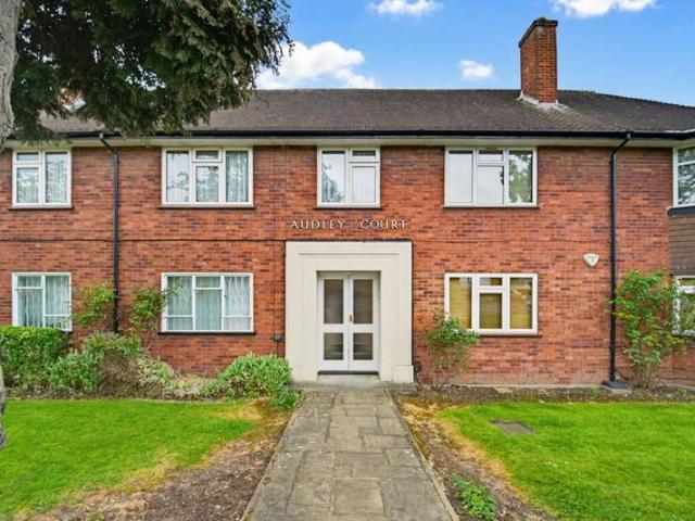 Flat for sale in London Borough of Ealing, Park Royal
