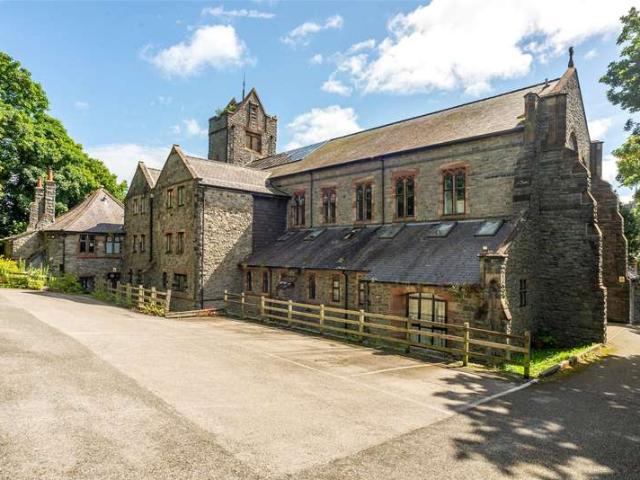 Flat for sale in Bangor, Wales