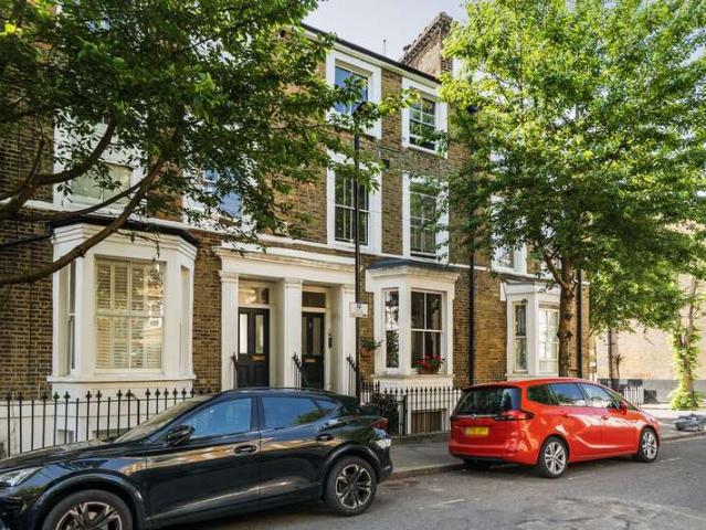 Flat for sale in Holloway, Greater London