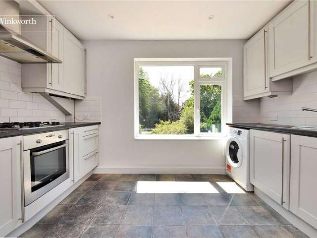 Flat for sale in Carshalton Beeches, Greater London