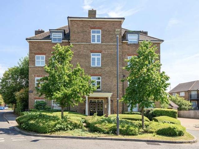 Flat for sale in Little Stanmore, Greater London
